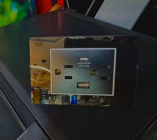Toma USB Black Mirror