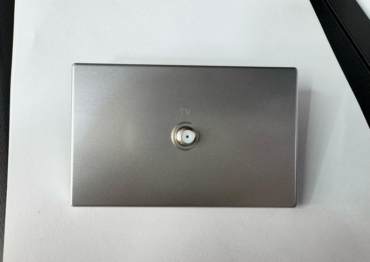 Toma Coaxial Betty Plateada